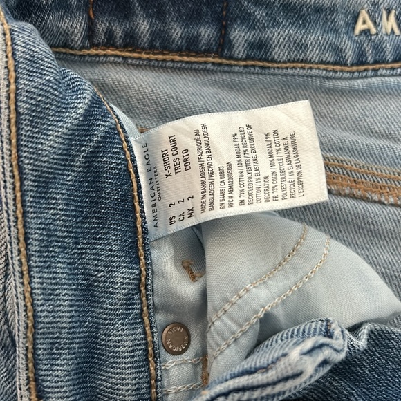DISTRESSED AMERICAN EAGLE MOM JEAN IN SIZE 2 - EXTRA SHORT LENGTH - Picture 4 of 4